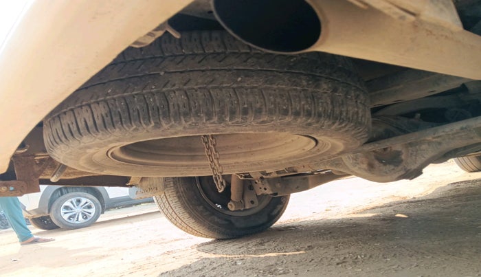 2013 Toyota Innova G1 2.5, Diesel, Manual, 2,70,000 km, tyre