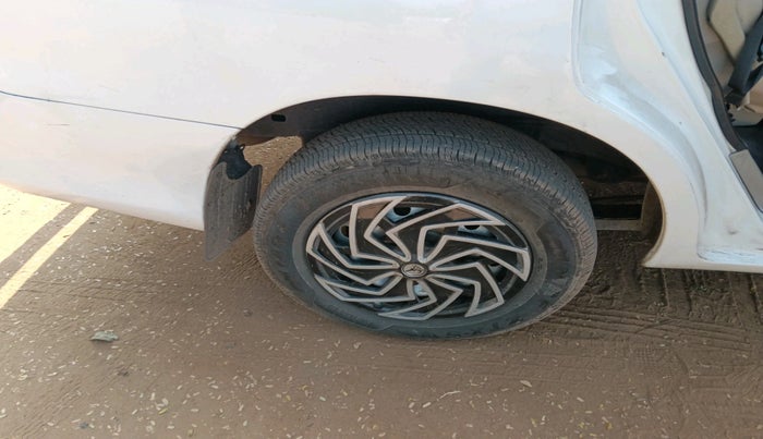 2013 Toyota Innova G1 2.5, Diesel, Manual, 2,70,000 km, tyre