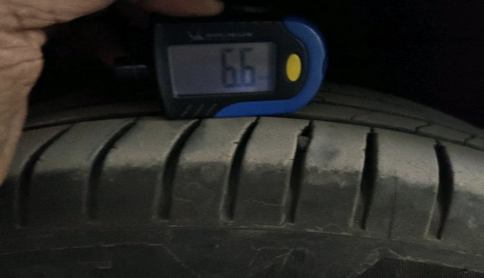 2015 Maruti Ciaz VXI, Petrol, Manual, 2,29,129 km, tyre