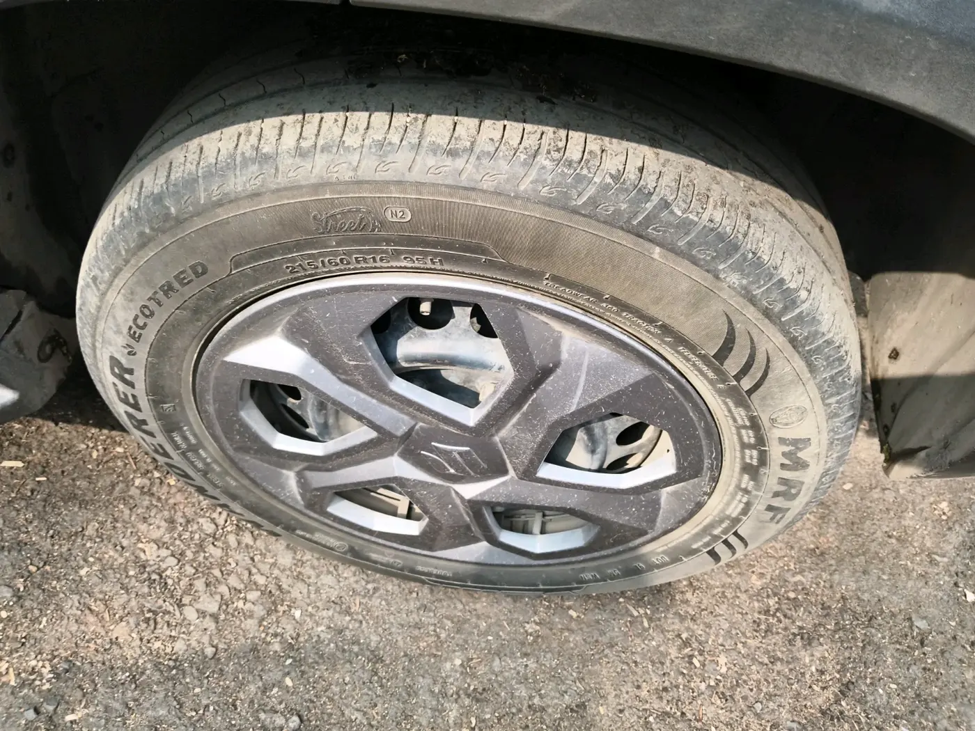 2023 Maruti BREZZA VXI AT SMART HYBRID, Petrol, Automatic, 66,704 km, tyre