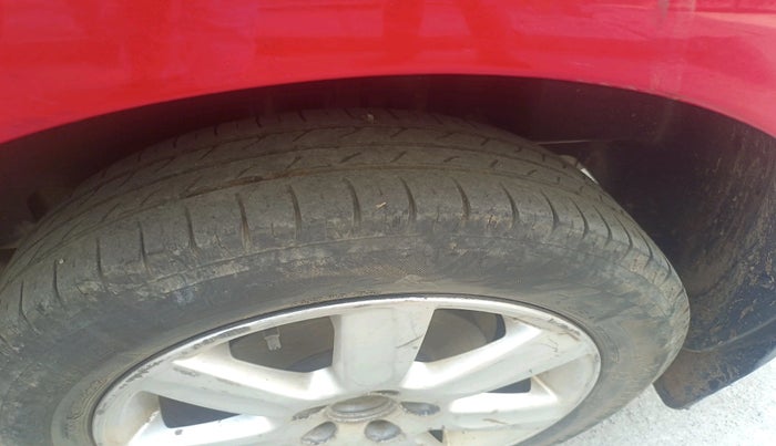 2011 Volkswagen Vento HIGHLINE 1.6 MPI, Petrol, Manual, 75,100 km, tyre