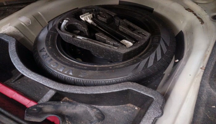 2011 Volkswagen Vento HIGHLINE 1.6 MPI, Petrol, Manual, 55,867 km, tyre