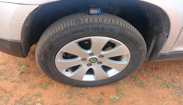 2011 Skoda Yeti ELEGANCE 2.0 TDI CR 4X4, Diesel, Manual, 1,61,481 km, tyre