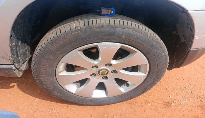 2011 Skoda Yeti ELEGANCE 2.0 TDI CR 4X4, Diesel, Manual, 1,61,481 km, tyre