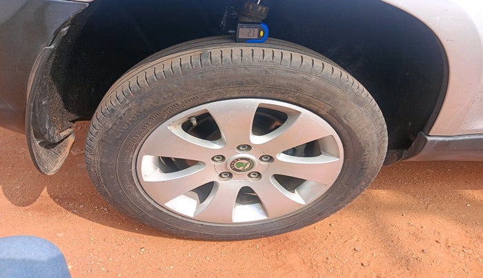 2011 Skoda Yeti ELEGANCE 2.0 TDI CR 4X4, Diesel, Manual, 1,61,481 km, tyre