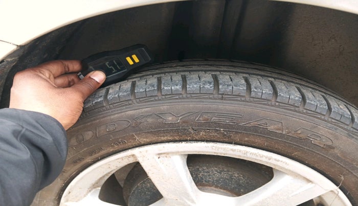 2012 Volkswagen Vento HIGHLINE PETROL AT, Petrol, Automatic, 80,530 km, tyre