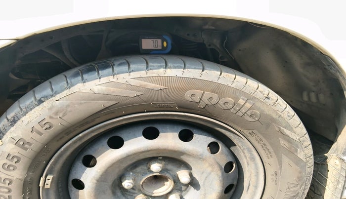 2015 Toyota Innova 2.5 GX 7 STR, Diesel, Manual, 1,82,347 km, tyre