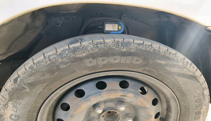 2015 Toyota Innova 2.5 GX 7 STR, Diesel, Manual, 1,82,347 km, tyre