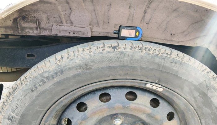 2015 Toyota Innova 2.5 GX 7 STR, Diesel, Manual, 1,82,347 km, tyre