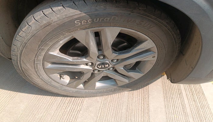 2020 KIA SELTOS HTX IVT 1.5 PETROL, Petrol, Automatic, 1,36,976 km, tyre