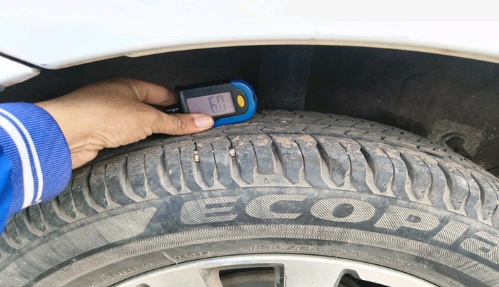 2016 Toyota Etios Liva V, Petrol, Manual, 75,334 km, tyre