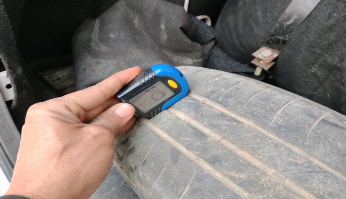 2015 Maruti Swift Dzire LXI, Petrol, Manual, 1,53,467 km, tyre