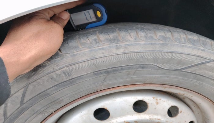 2015 Maruti Swift Dzire LXI, Petrol, Manual, 1,53,467 km, tyre