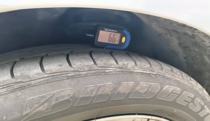 2011 Chevrolet Captiva LTZ AWD AT, Diesel, Automatic, 1,51,686 km, tyre