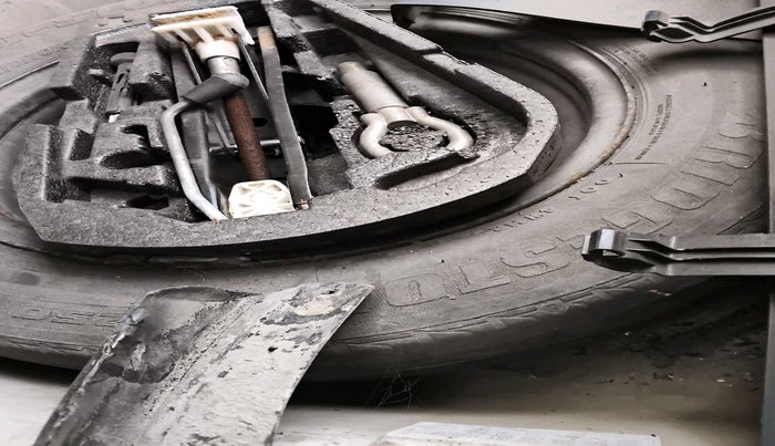 2011 Volkswagen Polo COMFORTLINE 1.2L PETROL, Petrol, Manual, 1,05,480 km, tyre