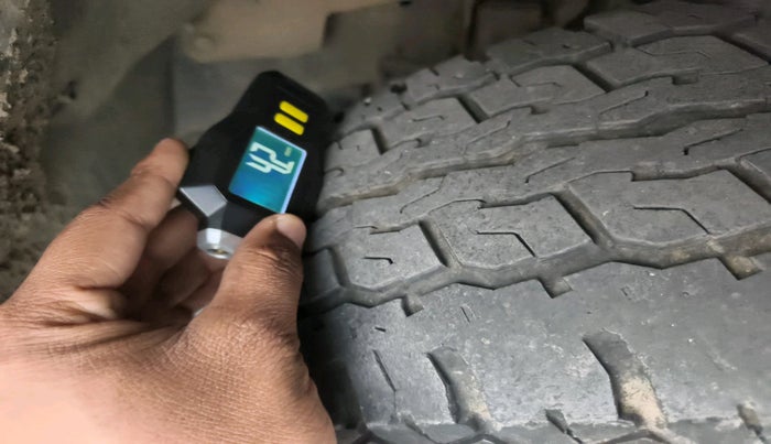 2016 Mahindra TUV300 T6, Diesel, Manual, 1,43,583 km, tyre