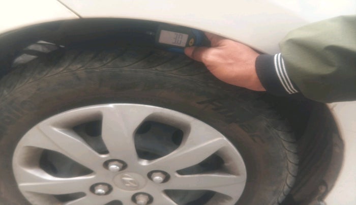 2015 Hyundai Eon MAGNA +, Petrol, Manual, 32,972 km, tyre