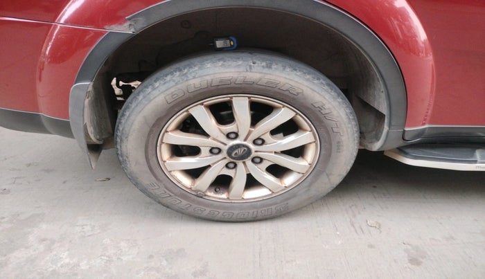 2016 Mahindra XUV500 W8 AT, Diesel, Automatic, 80,091 km, tyre