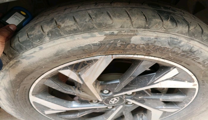 2022 Hyundai Creta SX (O) AT 1.5 DIESEL, Diesel, Automatic, 1,37,666 km, tyre