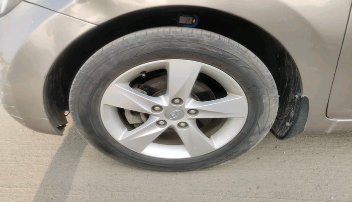 2013 Hyundai New Elantra 1.8 S VTVT, Petrol, Manual, 81,194 km, tyre