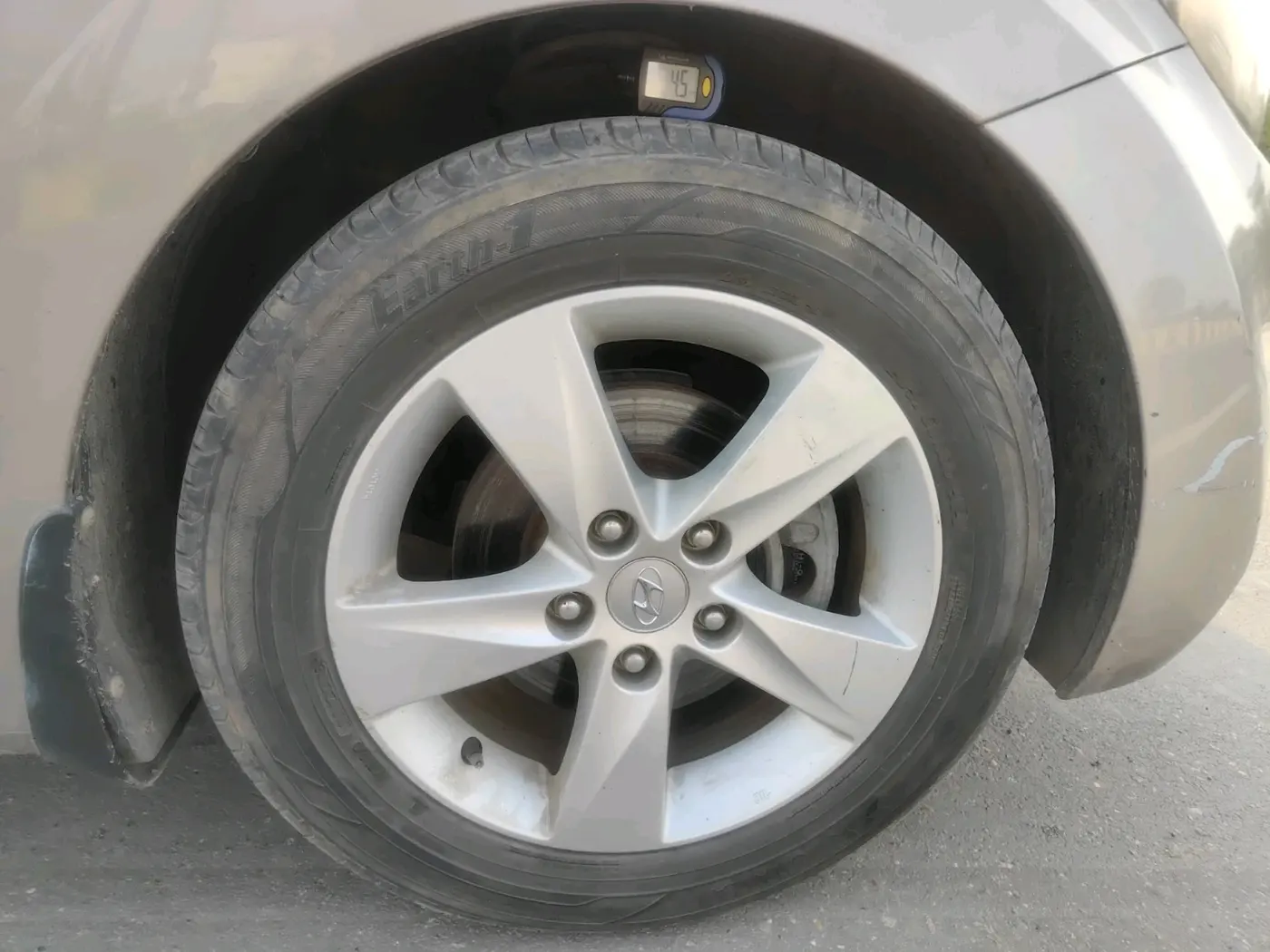 2013 Hyundai New Elantra 1.8 S VTVT, Petrol, Manual, 1,82,000 km, tyre