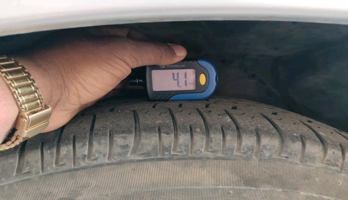 2012 Toyota Innova GX 2.5 8 STR, Diesel, Manual, 1,94,596 km, tyre