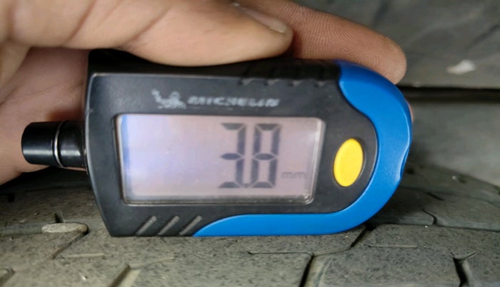 2012 Toyota Innova GX 2.5 8 STR, Diesel, Manual, 1,94,596 km, tyre