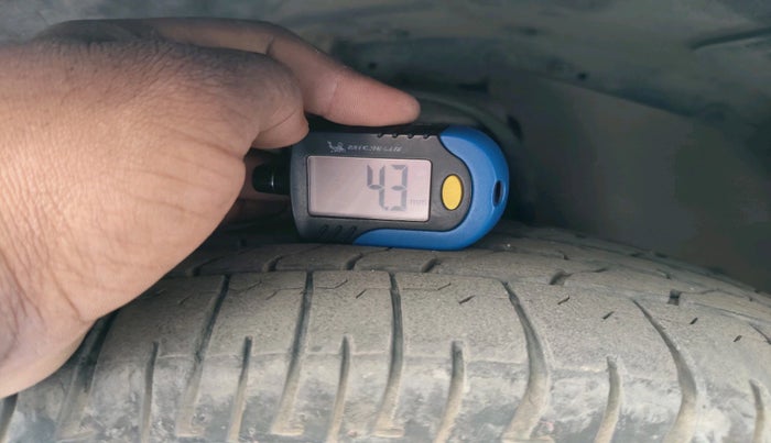 2012 Toyota Innova GX 2.5 8 STR, Diesel, Manual, 1,94,596 km, tyre