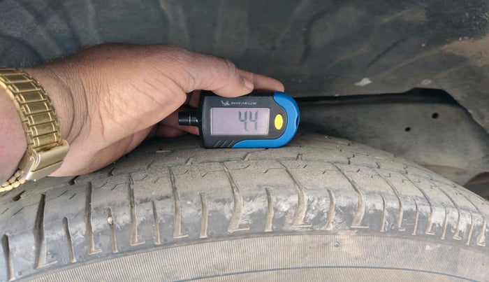 2012 Toyota Innova GX 2.5 8 STR, Diesel, Manual, 1,94,596 km, tyre