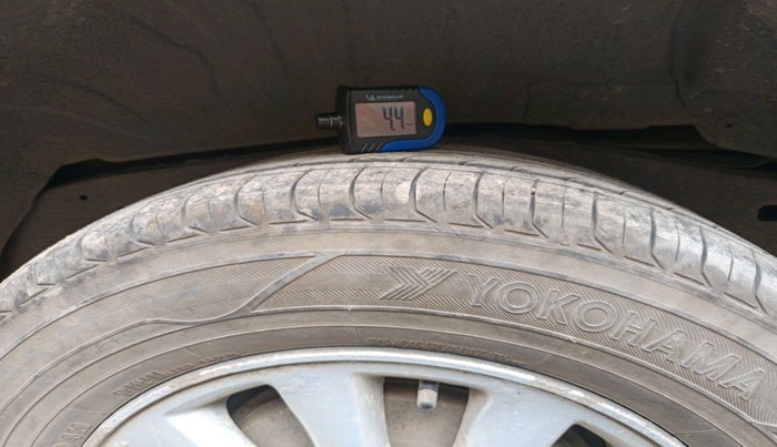 2012 Toyota Innova 2.5 VX 8 STR, Diesel, Manual, 1,94,517 km, tyre