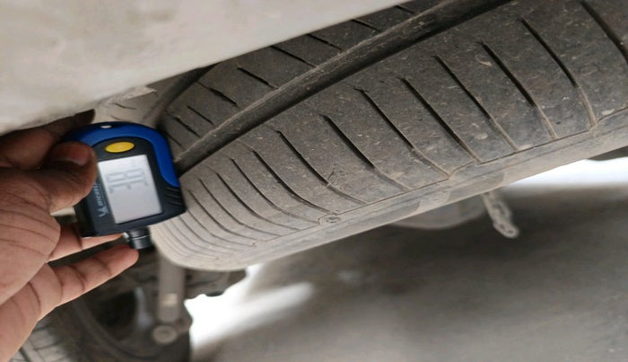 2012 Toyota Innova 2.5 VX 8 STR, Diesel, Manual, 1,94,517 km, tyre