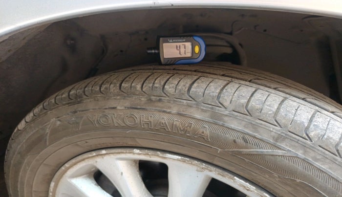 2012 Toyota Innova 2.5 VX 8 STR, Diesel, Manual, 1,94,517 km, tyre