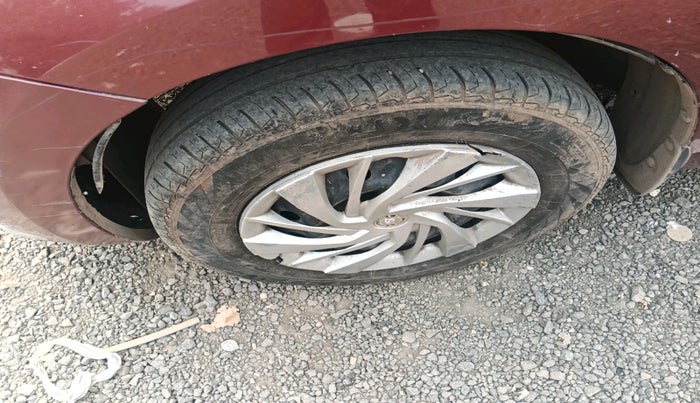 2017 Maruti Dzire VXI AMT, Petrol, Automatic, 89,076 km, tyre