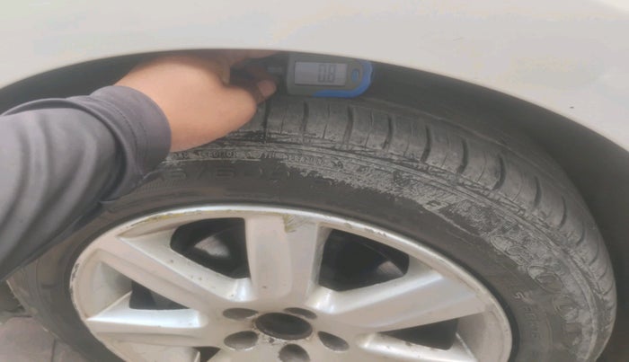 2011 Volkswagen Vento HIGHLINE 1.6 MPI, Petrol, Manual, 55,971 km, tyre