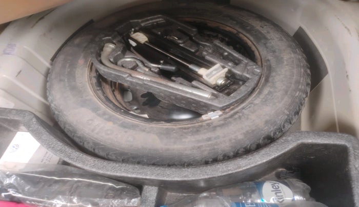 2011 Volkswagen Vento HIGHLINE 1.6 MPI, Petrol, Manual, 55,971 km, tyre