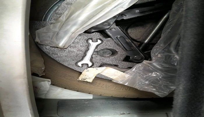 2023 Mahindra XUV300 W6 1.5 Diesel, Diesel, Manual, 40,219 km, tyre