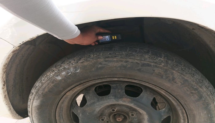 2014 Nissan Terrano XE (D), Diesel, Manual, 1,06,869 km, tyre