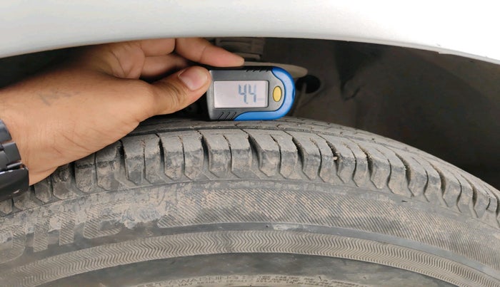 2018 Maruti Swift VXI AMT, Petrol, Automatic, 1,15,079 km, tyre