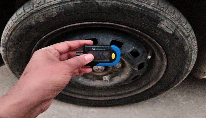 2012 Chevrolet Spark E 1.0, Petrol, Manual, 1,21,363 km, tyre