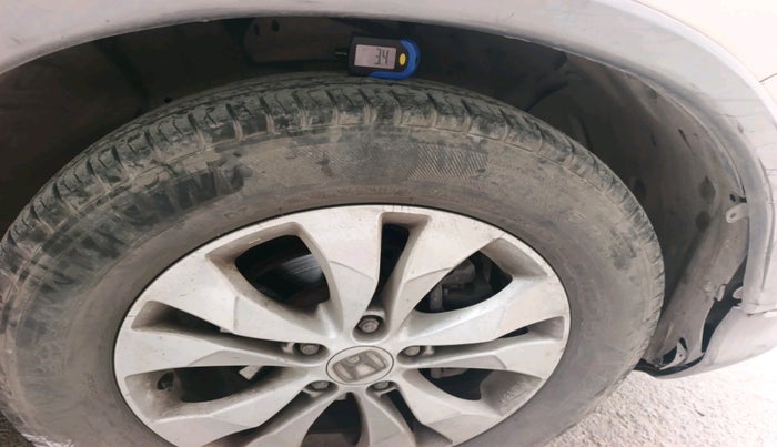 2013 Honda CRV 2.4L 2WD AT, Petrol, Automatic, 1,00,396 km, tyre