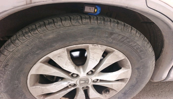 2013 Honda CRV 2.4L 2WD AT, Petrol, Automatic, 1,00,396 km, tyre