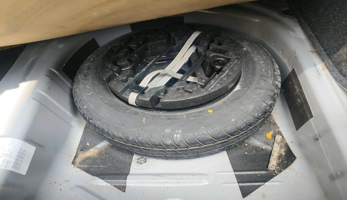 2017 Volkswagen Vento HIGHLINE PETROL AT, Petrol, Automatic, 1,39,969 km, tyre