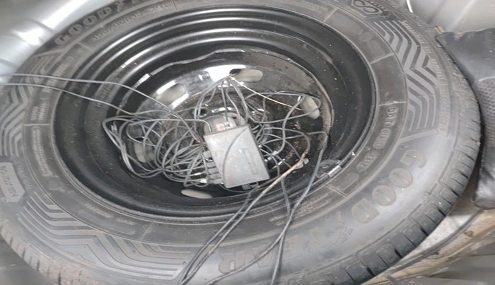 2017 Renault Kwid RXT 1.0, Petrol, Manual, 1,08,062 km, tyre