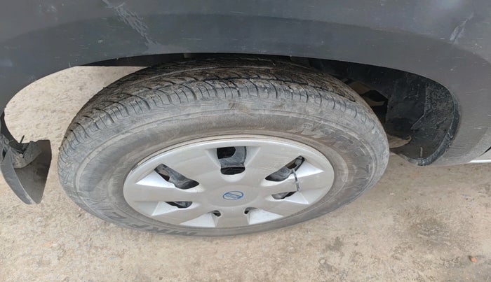 2017 Renault Kwid RXT 1.0, Petrol, Manual, 1,08,062 km, tyre