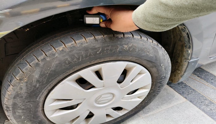 2015 Maruti Swift VXI, Petrol, Manual, 51,590 km, tyre