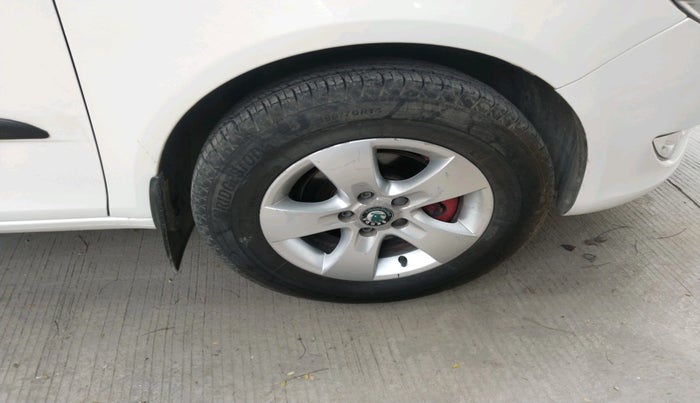 2011 Skoda Fabia ELEGANCE 1.2 MPI, Petrol, Manual, 1,16,694 km, tyre