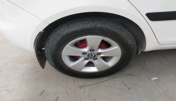 2011 Skoda Fabia ELEGANCE 1.2 MPI, Petrol, Manual, 1,16,694 km, tyre