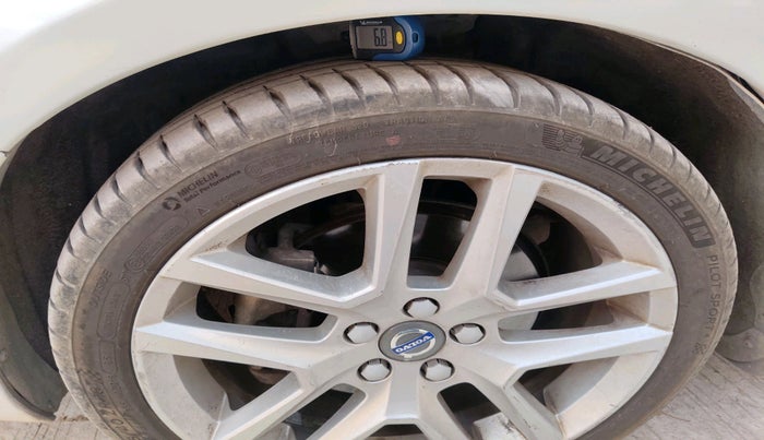 2018 Volvo S60 Momentum D4, Diesel, Automatic, 61,054 km, tyre