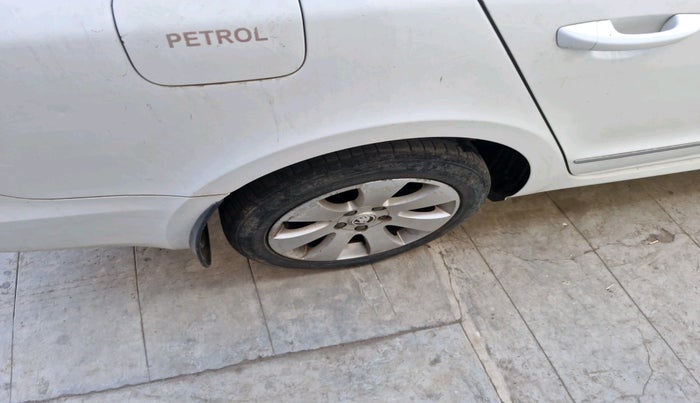 2011 Skoda Superb ELEGANCE 1.8 TSI MT, Petrol, Manual, 68,277 km, tyre