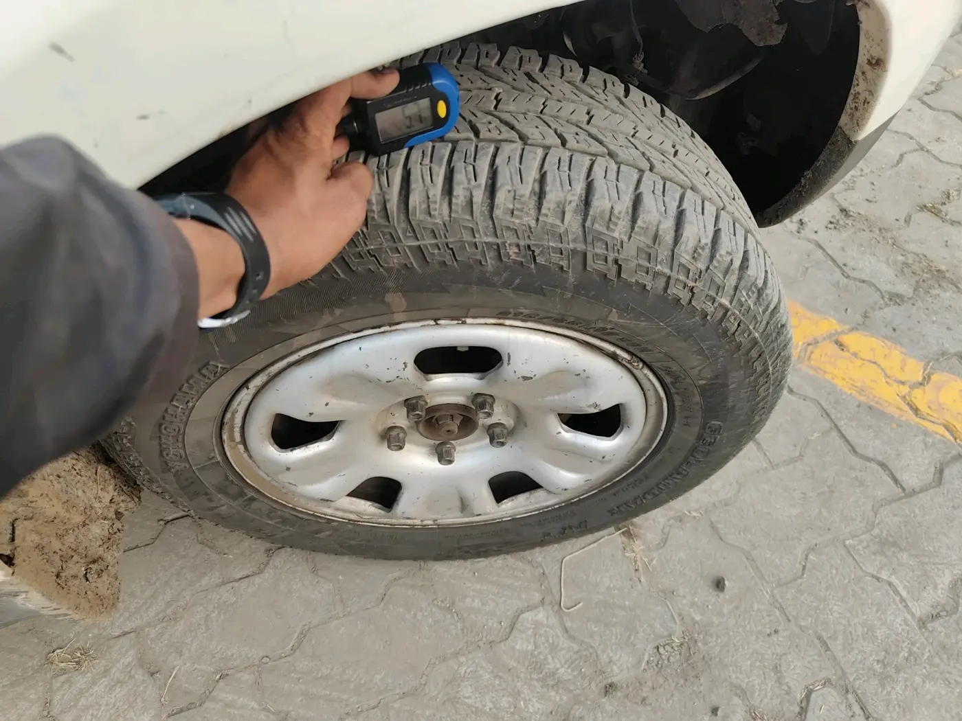 2013 Renault Duster RXE PETROL, CNG, Manual, 1,37,744 km, tyre